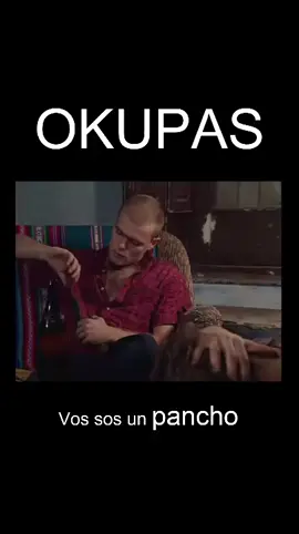 🎥🌭 Revive el legendario momento de 'Okupas' cuando Ricardo le suelta a Pollo el épico '¡Vos sos un pancho!' 🤯🇦🇷. Siente la tensión y la cruda realidad de esta serie que marcó una era. ¡Dale play y sumérgete en el drama callejero de Buenos Aires! #Okupas #SerieArgentina #RicardoYPollo #CulturaCallejera #TVArgentina#EscenaIconica