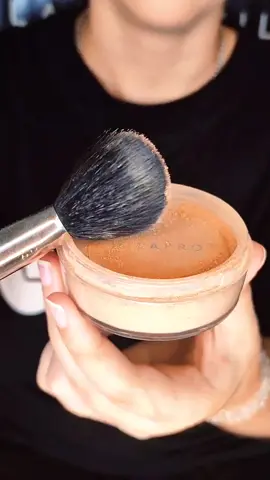 Polvo Volatil Pro Mineral / Satinado. ✨ 👉 Te gusta brillar pues este producto es ideal para vos 💕 Conseguilo en mila.com.ar como art. 2331P-02 #MilaFans #makeup #maquillajeprofesional #maquillaje #maquillajeartistico #automaquillaje #tendenciamakeup #video #videoviral #glamor #maquillajetendencia  #FYP #ForYou #ForYourPage #brillo #iluminacion 