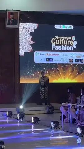 Berjalan diatas stage memang tidak mudah, tapi mencoba berjalan dg sepatu yg tingginya 20cm lebih tidak mudah lagi😭😅 #fashionshow #catwalkmale #batik #kartiniday #masmasjawa #fyp #foryoupage #budayajawa #challenge 
