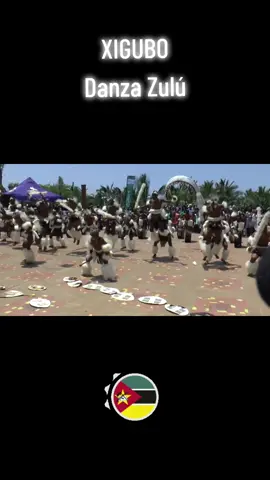 Danza Zulú, en Mozambique se conoce como 👣XIGUBO👣, danza guerrera. ¿Conocías está danza?✨ En Mozambique el tambor 🪘 se llama Xigubo o Bombu, del cual toma el nombre la danza, y se usaba en la guerra como señal o aviso para anunciar la llegada del enemigo. Después de una guerra o batalla, los guerreros regresaban a su aldea, hacían la demostración de cómo fue la estrategia o como ganaron la guerra, representándolo como danza o teatro, danzando por todo el pueblo, al rey o jefe de la aldea. 👣 #domingodedanza #fuerza #sunday #danzaafro  #domingotradicional #mozambique #NdjiraMozambique #guerrera #danzaguerrera #Africanizate  #DanzaAfricana #DanzaZulu #style #Africanizate #tambores #locura 