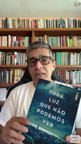 “Toda luz que não podemos ver” narra o drama de uma menina francesa cega durante a Segunda Guerra Mundial. #tiktokbook #habitodeler #habitodeleitura #bichodepratabr #segundaguerramundial #romance #anthonydoerr #intrinseca #netflix 