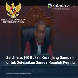 Hakim Mahkamah Konstitusi (MK) Saldi Isra menyatakan bahwa MK bukan keranjang smapah untuk menyelesaikan semua masalah pemilu. Hal tersebut disampaikan Saldi dalam sidang pembacaan putusan sengketa Pilpres 2024 yang digelar di Gedung MK, Jakarta Pusat, Senin (22/4). Saldi mengatakan, MK adalah lembaga yang memiliki kewenangan konstitusional untuk memutus perselisihan tentang hasil pemilihan umum atau PHPU, sebagaimana termaktub dalam Pasal 24C ayat (1) UUD 1945. Menurutnya, tidak tepat jika MK dijadikan tumpuan untuk menyelesaikan semua masalah selama penyelenggaraan tahapan pemilu. “Apabila tetap diposisikan untuk menilai hal-hal lain, sama saja dengan menempatkan Mahkamah sebagai ‘keranjang sampah’ untuk menyelesaikan semua masalah yang berkaitan dengan pemilu di Indonesia,” kata Saldi Isra.  #saldiisra #mahkamahkonstitusi #mk #sidangmk #pilpres2024 #pemilu2024 #sengketapilpres2024 #sidangsengketapilpres #hakimmk #katadatacoid #fyp #viral #trending #kalaubicarapakaidata 
