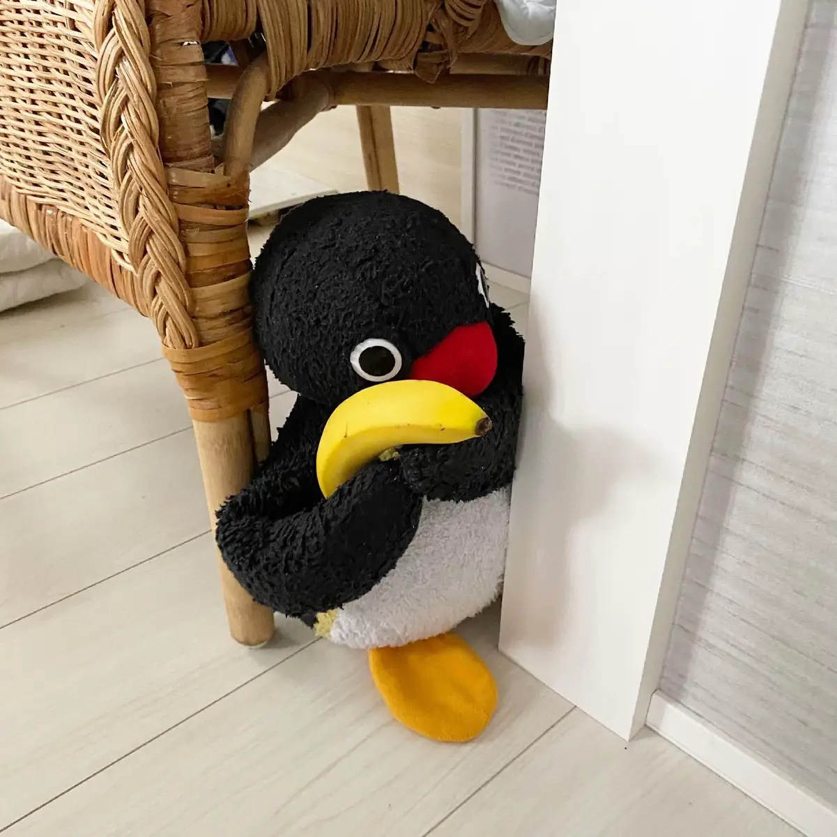 🐧😏🍌 ・ #ピングー #pingu #ぬい撮り #ペンギン #penguin #🐧 #バナナ #banana #stuffedanimals #plushies #nootnoot #japan 