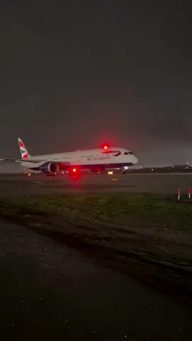 Soo soakeedd #fyp #fypシ゚viral #pilotlife #boeing #foryoupage #view #night #airplanes #planes #pilot #beacon #airport #britishairways #787 #britishairways787 