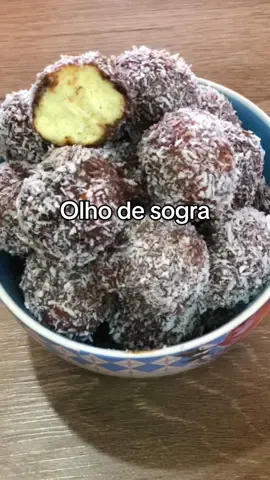 OLHO DE SOGRA Comenta aqui por qual nome vc conhece esse bolinho 👇 #olhodesogra #bolinho #caldadechocolate #coco 