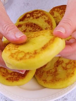 FILANTI e FACILISSIME da fare per una cena sfiziosa!🥔😋

Queste focaccine di patate si preparano in pochi passi e puoi farcirle come preferisci:

👉INGREDIENTI
600g di patate
Sale
80g di parmigiano
1 cucchiaio di olio extra vergine di oliva
Pepe
190g di farina 00
Prosciutto
Formaggio

👉PREPARAZIONE
1. Pela le patate e falle bollire nell’acqua per circa 30 minuti.
2. Trasferiscile in una ciotola e schiacciale in una purea. Aggiungi il sale, il parmigiano, l’olio extravergine d’oliva e il pepe. Mescola per amalgamare gli ingredienti.
3. Poi aggiungi la farina e lavora con le mani fino a ottenere un impasto compatto.
4. Stendilo col matterello e ricava dei dischi utilizzando un coppapasta.
5. Metti una fetta di prosciutto e di formaggio tra due dischi di patata e chiudi bene i bordi pizzicando con le dita.
6. Versa un filo d’olio nella padella, poi cuoci i medaglioni su entrambi i lati fino alla doratura.

#cookist #focaccine #focaccinedipatate #focaccineinpadella #focaccinedipatateinpadella 