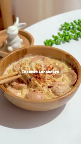 kali ini aku bikin versi ekonomis ala-ala, tanpa telur tapi jadinya aku pake susu dan keju yang bikin rasanya creamy gurih enak bangett!🤤💖 bahan-bahan 🧀:  • indomie ayam bawang (rebus sampai setengah matang) • ⁠susu cair 200ml • ⁠2 sdm keju parut • ⁠sosis 1 • ⁠bumbu indomie step by step divideo yaa☺️ #foryoupage #fyp 