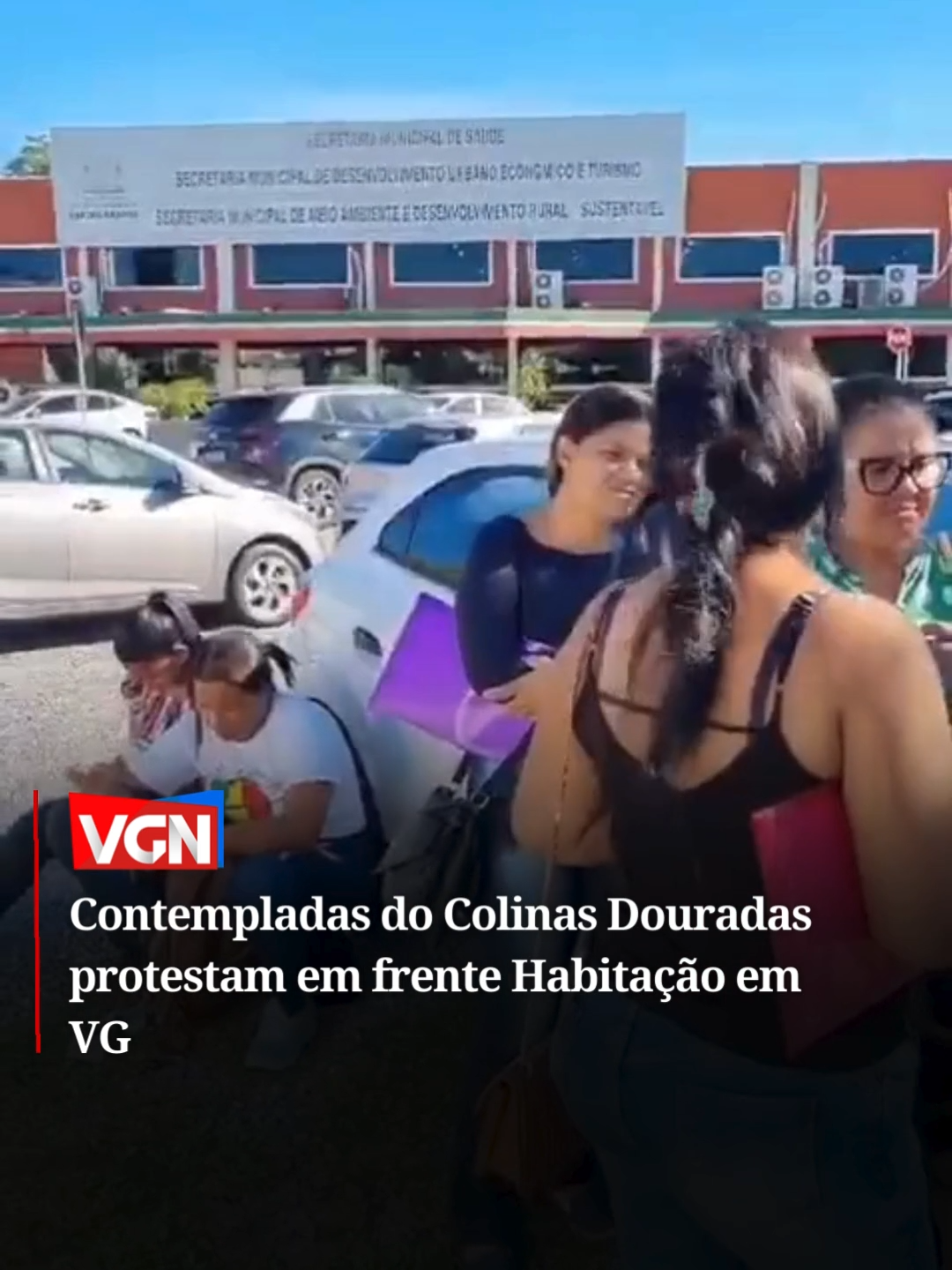 Algumas comtempladas do Residencial Colinas Douradas I e II, se reuniram na manhã desta segunda-feira (22.04) na Secretaria de Habitação de Várzea Grande para protestar contra o novo sorteio do residencial. #vgnoticias #manifestação #colinasdouradas #varzeagrande