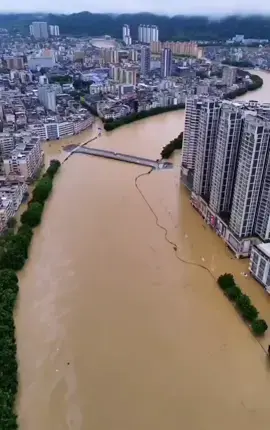 🌊China's strongest flood has engulfed the most populous (more than 125 million people) province of Guangdong. #China #Guangdong #flash #floods #flooding #2024