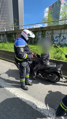 ❌ Dépassement par la droite ❌ Pas de permis ❌ Véhicule non-assuré ❌ Pneus usés Il a refusé de contracter... il s'est fait attraper. 🙃 La route n'est pas un circuit et nos policiers sont là pour le rappeler. #prefpolice #policenationale #police #TMAX #tasjouetuasperdu #tiercegagnant