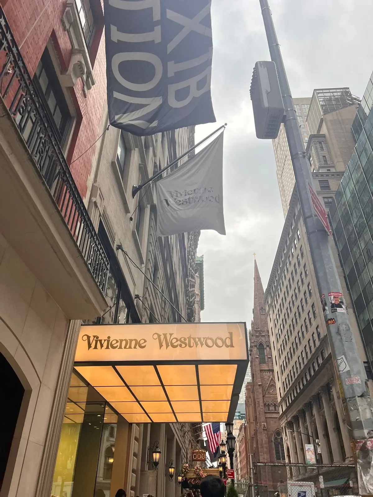 finallyyy been wanting to pop in here for forever. It was a lovely experience @Vivienne Westwood #viviennewestwood #luxuryshopping #nycshopping #parkavenue #blackgirlluxury #blackgirltiktok 