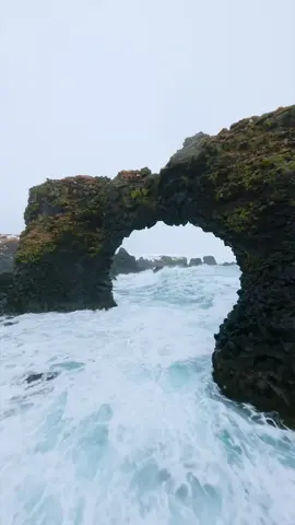Pure luck or perfect timing? 🌊 #Iceland #Drone #FPV #Nature #Travel #EpicTiming #DroneAdventures 