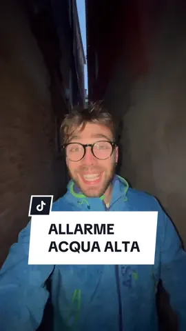 Suonano le sirene di allarme: torna l’acqua alta! 🌊 #venezia #pericolo #imparacontiktok #alluvione #acqua #losapevi 