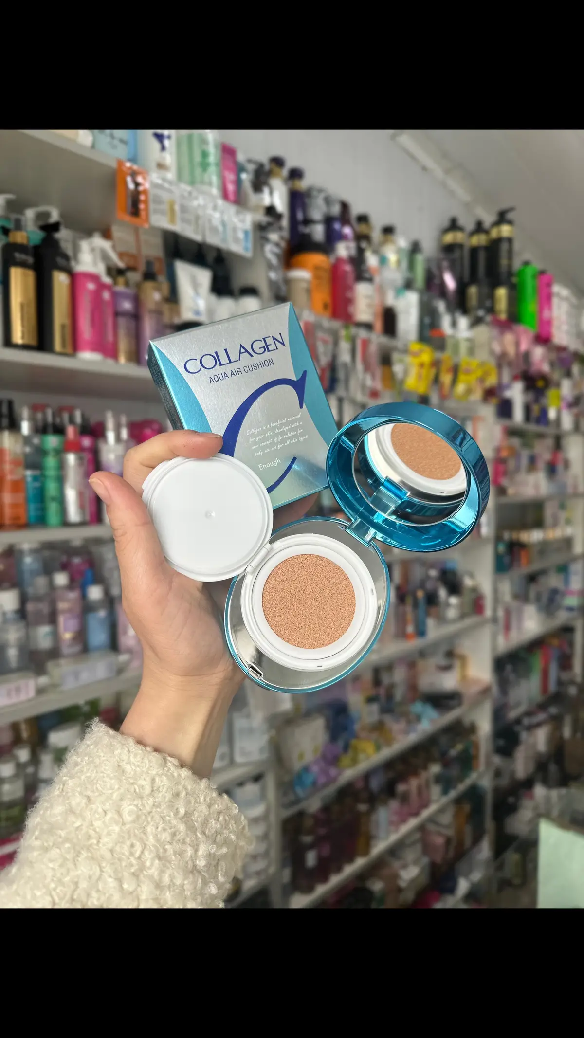 Зволожувальний кушон із колагеном Enough Collagen Aqua Air Cushion -Ідеально рівний тон — запорука успішного макіяжу, доглядає за шкірою, надійно перековуючи такі дрібні недосконалості, як-от купероз, судинну сіточку, прищики та подразнення. -Водночас текстура виробу — неймовірно легка та повітряна.  -Відчуття комфорту та доглянутості не залишатиме вас упродовж усього дня!  - візуально звужує пори, вирівнює тон обличчя; - зволожує й живить епідерміс; - регулює вироблення шкірного сала; - стійка формула підтримуватиме ефект до пізнього вечора; - не скочується й не обсипається; - матує поверхню обличчя; — зручно наносити за допомогою пуховика, яка йде в комплекті.  480 грн
