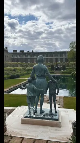 The statue of Diana, Princess of Wales ❤️#london #londonlife #londontiktok #🇬🇧 #viral #kensingtonpalace #PlacesToVisit #PlaceToVisit #lovegreatbritain #🙌 #dianaspencer #dianaprincessofwales 