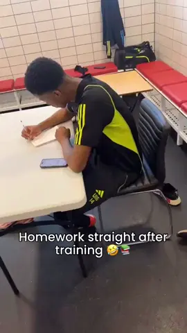 Even after scoring 26 goals in five games this season, Chido was straight to school work after training today. Chido Obi-Martin has his priorities right at just 16-years-old. He’s going right to the top…📈🔝