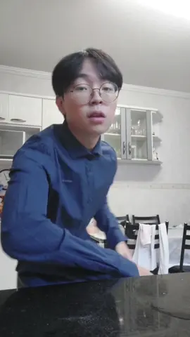 Receita: Ovo cozudo Ingredientes: Ovo e Água Pegue seu ovo e coloque dentro de um recipiente que caiba ele submerso na água, ferva a água no fogão e deixe seu ovo dentro por 8 minutos. Sal a gosto. Ib: @Arthur Paek 