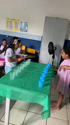 Copo dentro do copo #EducaçãoInfantil #DesenvolvimentoInfantil #alfabetizacao #professoracriativa #professoraporamor #foryou #foryoupage #fypシ #escola #escolapublica #brincadeiradecriança #recreacaoinfantil #dinamicasdivertidas #