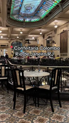 📍Confeitaria Colombo, Rua Gonçalves Dias, 32, Rio de Janeiro/RJ  Pov: recortes de um cafezinho da tarde em uma confeitaria carioca fundada em 1894, que conserva todo o charme e o luxo do Brasil República.  Ps: a experiência é muito mais sobre estética do que sabor… #cafe #cafeteria #doces #rj #confeitaria 