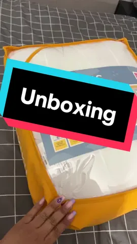 Come unbox with me this awesome package! 🤭🖤 #unboxing #unbox #blanket #white #aesthetic #aestheticwhite #bedroom #contentcreator #simmons #simmonsblanket 