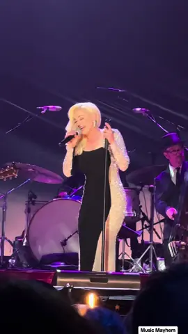 #KelliePickler returned to the stage to honor late country music icon #PatsyCline with a special performance of “The Woman I Am,” a song she co-wrote with her late husband, Kyle Jacobs. @Kellie Pickler 