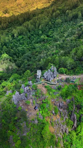 Destinasi wisata baru di sumatra barat, Objek Wisata Batu Runciang Silungkang Terletak di Desa Silungkang Oso, Kota Sawahlunto, Sumatra Barat. Objek wisata ini menawarkan keindahan alam yang sangat luar biasa dan dikelilingi oleh bukit barisan, Bahkan beberapa gunung di sumbar pun nampak jelas dari objek wisata ini. Tiket masuk ke objek wisata ini cukup murah, kurang dari 10k kita sudah bisa menikmati keindahan alam yang sangat bagus. Jalan kesini cukup ekstrim, jadi disarankan sebelum pergi harus check kondisi kendaraan agar selamat sampai tujuan. 📍Batu Runciang, Sumatra Barat Alah pernah kamari sanak?🙌🏻 Tulis di kolom komentar #sumbar #minangtiktok #baturunciang #silungkang #sawahlunto #fyp #fypシ 