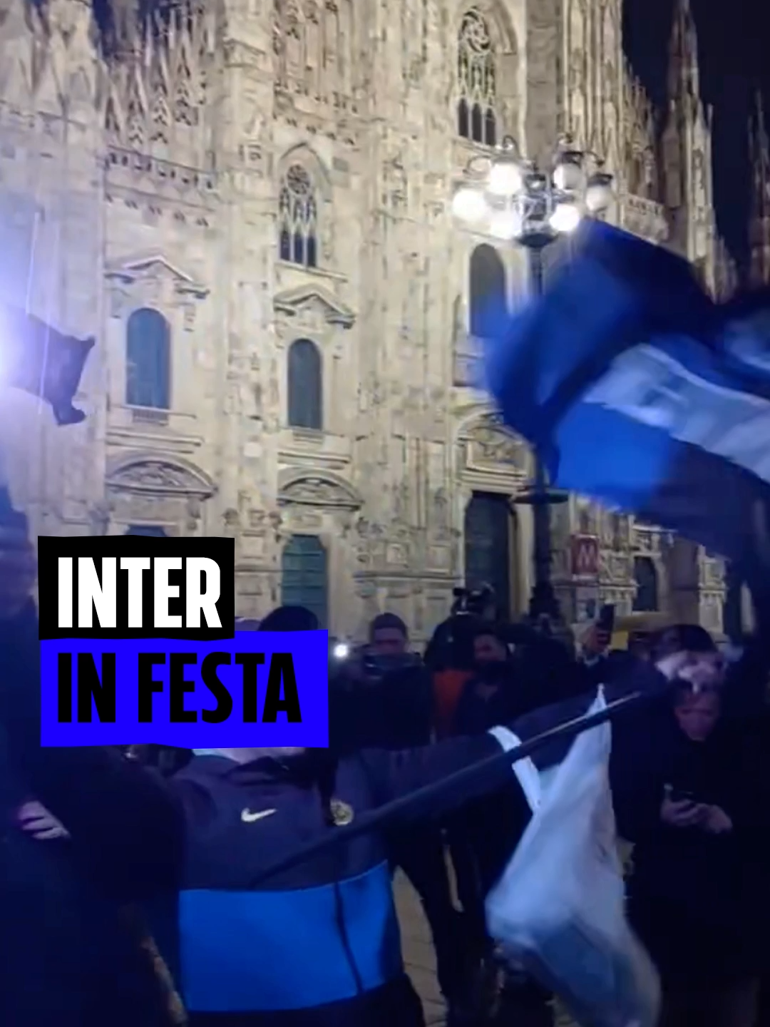 Grandi festeggiamenti per i tifosi dell' #Inter all'ombra del Duomo ⚽️🇮🇹 🔵⚫️La gioia è incontenibile, abbiamo raccolto le voci dei supporter nerazzurri subito dopo la vittoria contro il Milan: 