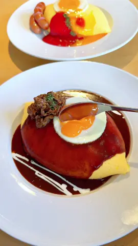 絵本から飛び出てきたかのような可愛すぎるオムライス🍳 【オムの細道】 📍東京都墨田区立花3-2-1 光うさぎcafe  🚃東あずま駅徒歩2分 ◎ オムハヤシ 1,280円 いつまでも眺めていたいほどに完璧なルックス、目玉焼きも惚れ惚れするほど綺麗！ 卵はバターがよく効いていて、スクランブルエッグに近いふわトロ食感！ 厚めの卵の中には具沢山のケチャップライスとチーズがたっぷり包まれていて、濃厚ハヤシソースとの相性も最高🤤 #東京ランチ #東京グルメ #japanesefood #tiktokfood