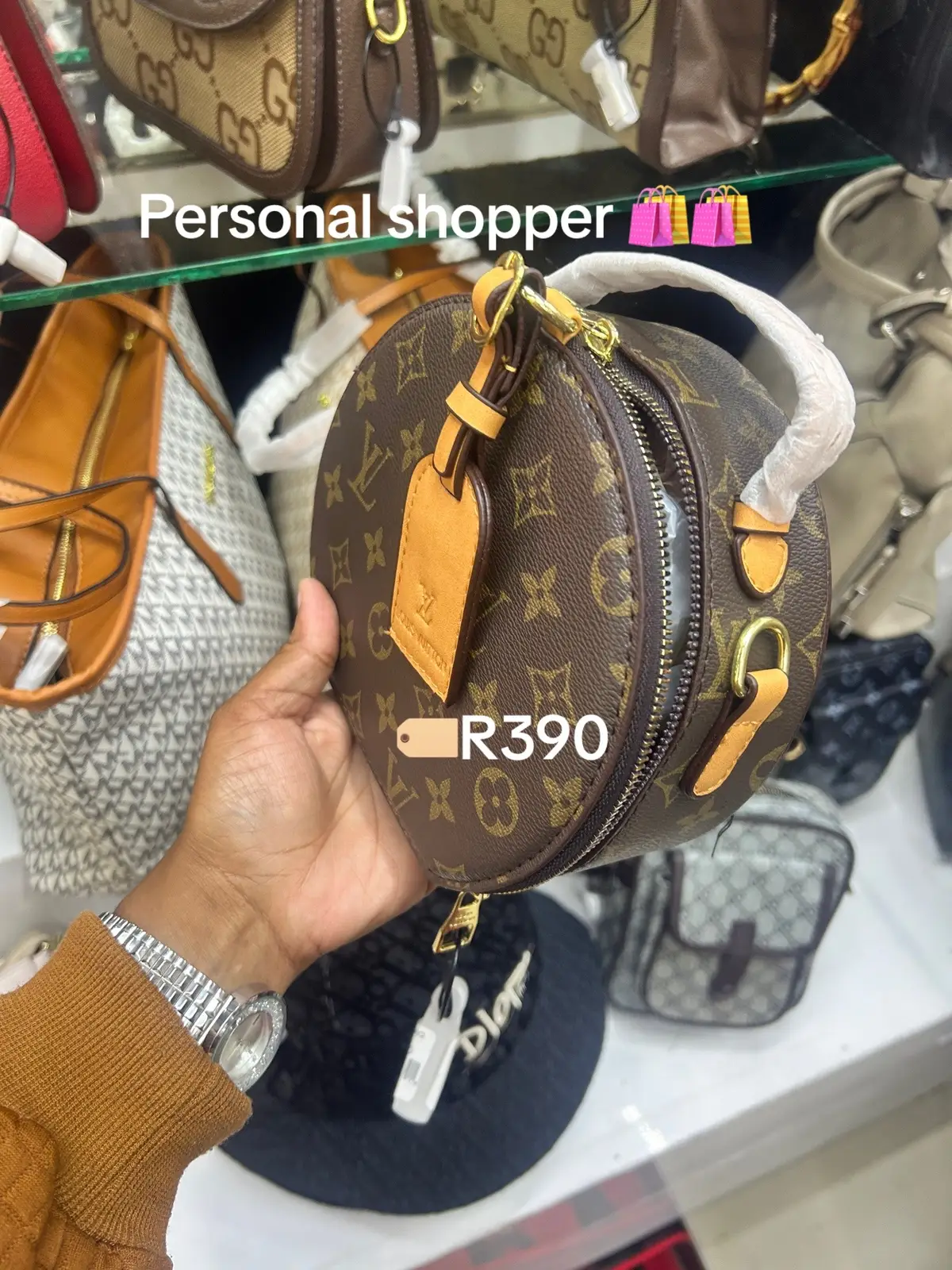 Please note i dont own a shop or sell am a personal shopper/runner i buy on your behalf and courier to you.#nono_jozi #personalshopper #SAMA28 #smallstreetrunner #jhbrunner #winterfashion #bags #bagssupplier #personalshopperjohannesburg #outfitideas #grwm #plug 