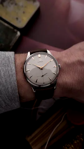 I mean, come on… Vintage Omegas are king of the understated dress watch and this honeycomb version is no different. This 1950 Omega has everything you want in a dress watch - an oversized 37 mm case, a great honeycomb dial with subsidiary second and beautiful rose gold dagger shaped hands and very elegant overlaid rose gold arabic numerals. Inside we have the very precise Omega caliber 265. #omega #vintagewatch #classic #vintage #old
