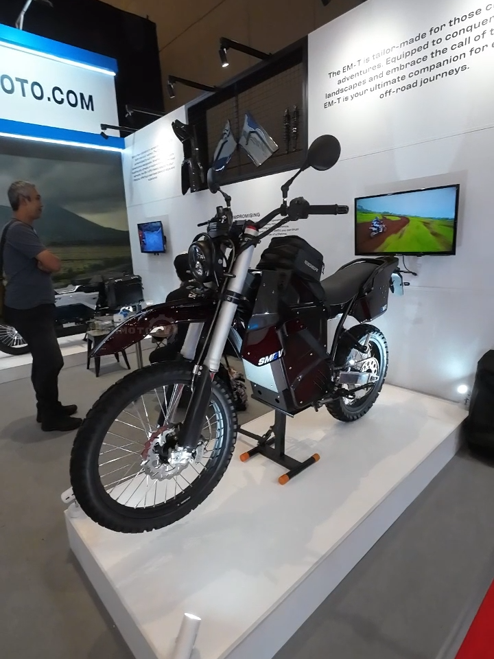 Demen nih kalau ada motor listrik se cakep ini Biasanya produsen motor listrik itu desainnya modern tapi mainstream alias mirip dengan motor konvensional yang terkenal dan konsepnya Motor Matic Beda sama SMEV EM-T, dia konsepnya motor tanah dengan sentuhan 