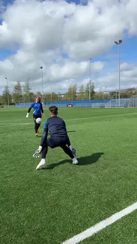 1v1’s and shotstopping with the female pro keepers of Heerenveen ⚡️ #goalkeeper #goalkeepers #goalkeepertraining Goalkeeper training / Goalkeeper training drills / Goalkeeper 1v1 training / Goalkeeper 1v1 saves / Goalkeeper how to save a 1v1 / Goalkeeper blocking practice