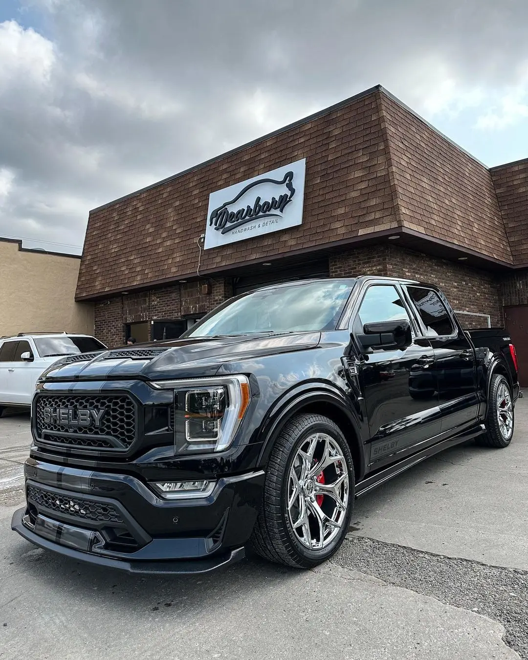 Batman's Truck is here. 🦇 @dearborn_handwash #shelbyf150 #shelbytruck #shelbysupersnake #f150 #5oh #whipplesuperchargers #v8trucks #black 