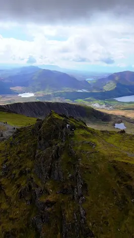 Most beautiful views from either side of Snowdon/Yr Wyddfa ⛰️💚 #views #nature #Outdoors #adventure #explore #lakes #peaks #fyp #snowdonia #yrwyddfa #drone #dji #djimini4pro 