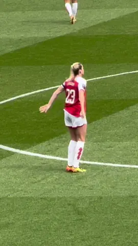 Anyone else always look out for @Alessia Russo 7 jumps before she enters the pitch. 😂 #luckyseven #alessiarusso #arsenalwfc #Lionesses #england