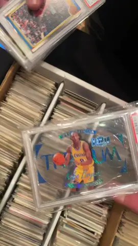 ADD THAT TO THE WANT LIST!! 🔥That Kobe Bryant Metal Universe is absolute FIYAHHHH! Card looks perfect! My dude @cobos_cards never seems to disappoint. Some more fire at the @frontrowcardshow in Las Vegas. . Front Row West Coast Schedule: *Pasadena, Ca May 18/19 *Phoenix, Az June 15/16 *Las Vegas, Nv July 13/14 *Seattle, Wa Aug 17/18 . Powered by @Sportswaxpromotions. Card Show: June 28-29 in Wilmington, NC  . #baseballcards #basketballcards #nflcards #thehobby #whodoyoucollect #sportscards #psa10 #topps #baseballcardcollector #baseballcardcollector #paniniamerica #fyp #blowthisup 