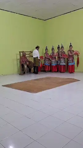 Lariangi adalah seni pertunjukan yang berasal dari Kaledupa Kepulauan Wakatobi, Sulawesi Tenggara. Seni pertunjukan ini berupa tarian tradisional. Tarian ini telah ditetapkan menjadi Warisan Budaya Nasional pada 2013 dan dinominasikan sebagai Warisan tak Benda oleh UNESCO. (Wikipedia) Berdasarkan etimologi, lariangi terdiri atas dua suku kata, yakni lari dan angi. Lari berarti menghias atau mengukir, sedangkan angi berarti orang-orang yang berhias. Sebagai perwujudan dari lari atau menghias adalah pakaian para penari yang terdiri atas kain, manik-manik, hiasan sanggul, logam berukir untuk gelang, kalung, dan hiasan sarung. Masing-masing perwujudan lari memiliki simbol-simbol.
