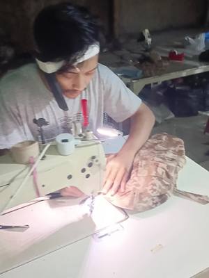 Waktunya tidur istirahat ini masih pada jahit sambil telponan, kebiasaan team produksi H2R Konveksi di malam hari #bikinhappyajahhh😀😂😀  #perjuangancaricuan😁😁 #h2rkonveksi  #nurfadhilgroup  #bikinsemangat 