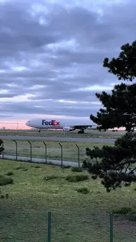 Magnifique Md11 au coucher du soleil. Ecoutez ce son des PW 🤩  🇺🇸FedEx🇺🇸  ✈️ McDonnell Douglas MD-11F #fedex #md11 #cdg #cdgairport #plane #planespotting #planelovers #planespotters #planepics #avgeek #avgeekphoto #aviation #aviationlovers #aviationphotography #aviationdaily #aviationgeek #aviationphoto #aviation4u #aviationpics #cargoplane #travelphotography #aircraft