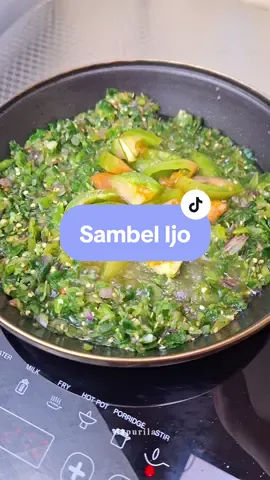 Ini tipe sambel ijo yang ga terlalu mateng dan ga terlalu mentah juga, tapi beneran seger banget loh.. oh ya maaap di video aku baru nyadar kalo daun jeruknya kelupaan ga dimasukin 🤣 Bahan : 100 gr cabe hijau keriting 50 gr cabe rawit keriting 100 gr bawang merah 100 gr tomat hijau (setengahnya di cooper, dan yang setengahnya iris
