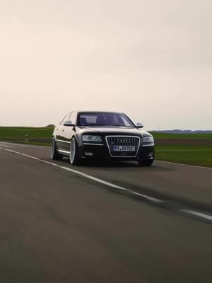 Rolling shot💥 #audis8d3 #audiv10 #ceramic #rollingshot #audis8 #transporter #viralvideo #luxurycar #low #videoviral #videooftheday #carshooting #yacht  @Raptil777DE 