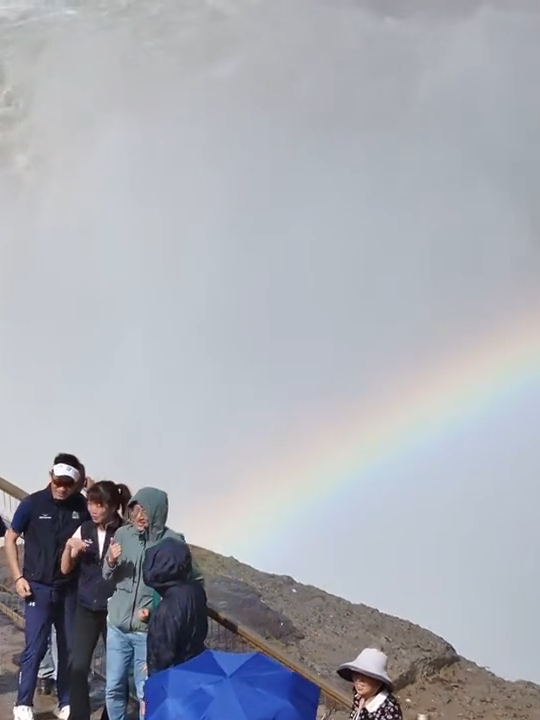 Hukou Waterfall on the Yellow River above Yan'an, Shaanxi Province is in full swing as May approaches! In the bright sunlight, the waterfall sparkles alongside vibrant #rainbow, creating a breathtaking masterpiece. #NaturalWonders #waterfalls