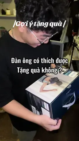 Đàn ông thường không cầu kì không cần quà cáp những dịp lễ. Nhưng nếu được tặng quà bất ngờ thì sẽ vui mừng như một đứa trẻ 🤗 hãy quan tâm đến người đàn ông bên cạnh mình nhé  #conlasuonthui #nhatkicuasuon #viral #xuhuong #maymassagecovaigay #Philips3522 