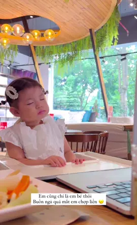 Đúng là elm bé trộm vía đây chứ đâu @Pamela Hải Đường 🌺  Ngoan xinh yêu, ngủ gật thấy cưng quá chời nè 😚😚😚#pamyeuoi #pammatvuong #pamelahaiduong #mimi_34934 #mimine34934 #cute #embetromvia 