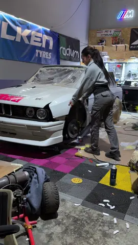 E30 a cabina!🎨🔥La orbital del lidl ha sido la mejor adquisición en meses jajajaj me ha sacado del apuro con creces!!  Ya vale de echarle horas, si total, @perez_e92 está esperando por abollarnos las puertas😂😜 #Motorsport #carroceria #pasoapaso #handmade #bmwe30 #proyecto #driftcar #yanidrift #yanidiaz #girlracer #carbuild #racecar #lijado #s54b32 #e30drift #fibra #kit