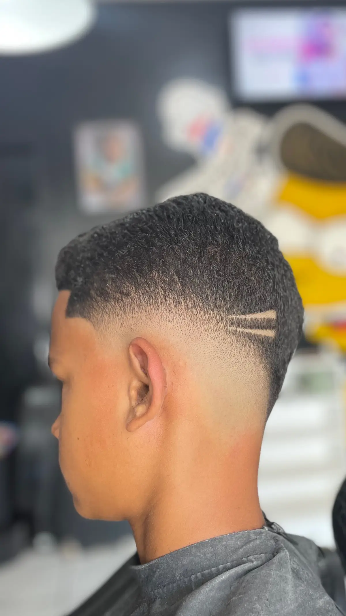 Low fade em v.📏❤️💈✂️🙌🏻 . . . @#cabelo #barbeshop #navalha #brasil #brasil #lowfade #barbeiro #fade 