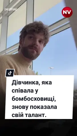 Дівчинка, яка співала у бомбосховищі знову показала свій талант і заспівала у Варшавському аеропорту пісню 