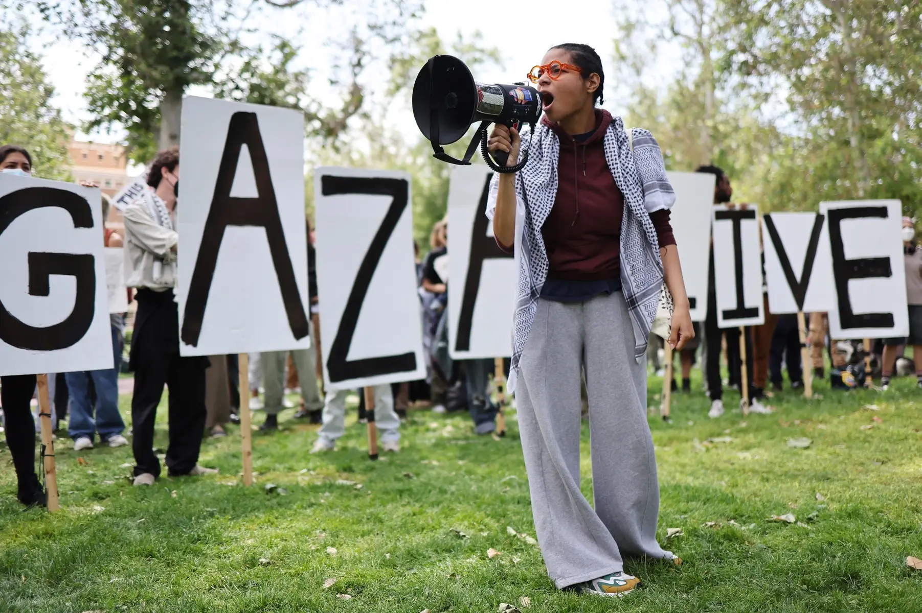 Nearly 100 arrests were made Wednesday on the #USC campus after pro-Palestine demonstrators refused to leave. A demonstration was held at the university’s Alumni Park calling for the school to cut financial ties with Israel amid the ongoing war. Amid the unrest, USC closed its campus gates. Police officers clashed with participants who set up encampments on the campus of USC as the students took part in the pro-Palestine protest. For more information, visit nbcla.com. #nbcla #protest 