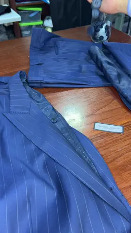 Históricamente, los hojales en las mangas han sido un signo de calidad y artesanía en la confección de prendas de vestir.#sastreria #bespoke #perusastre 
