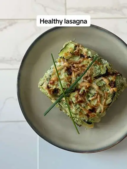 Ingredients: ✨1 broccoli  ✨1 zucchini  ✨250g ricotta  ✨50g grated pecorino romano cheese ✨1 onion, 2 cloves of garlic  Steps:  1. Cook the broccoli in boiling water for 10’. 2. On a pan, add a little bit of olive oil and the thinly sliced garlic and onion. Fry for 2’ and add the cooked broccoli, cut in pieces, add salt and pepper and the ricotta. Cook together for 5’ until smooth (it’s normal to have chunks of broccoli ofc) 3. To replace the traditional lasagna pasta, I used thinly sliced (1cm wide) zucchini.  4. Layer the lasagna : thinly sliced zucchini, ricotta/broccoli mix and thinly sliced zucchini again. Top with grated parmigiano cheese if you want!  5. Bake for 25’ at 200 degrees Celsius. And now you know! #whatsfordinnertonight #easydinnerideas #EasyRecipe #healthyrecipe #whatieatinaday 